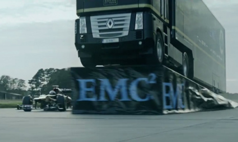 Грузовик Renault перелетел через Lotus Формулы 1!